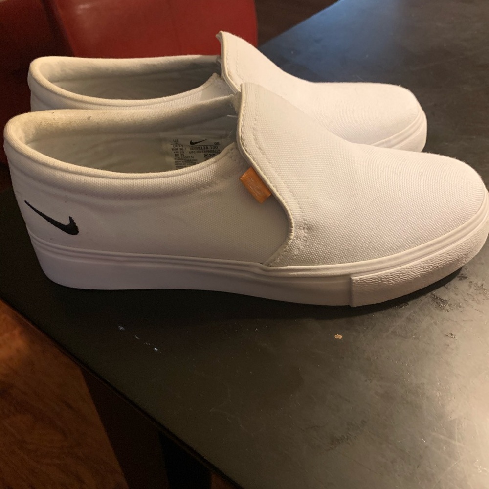 NWOT Nike sneaker size 6
